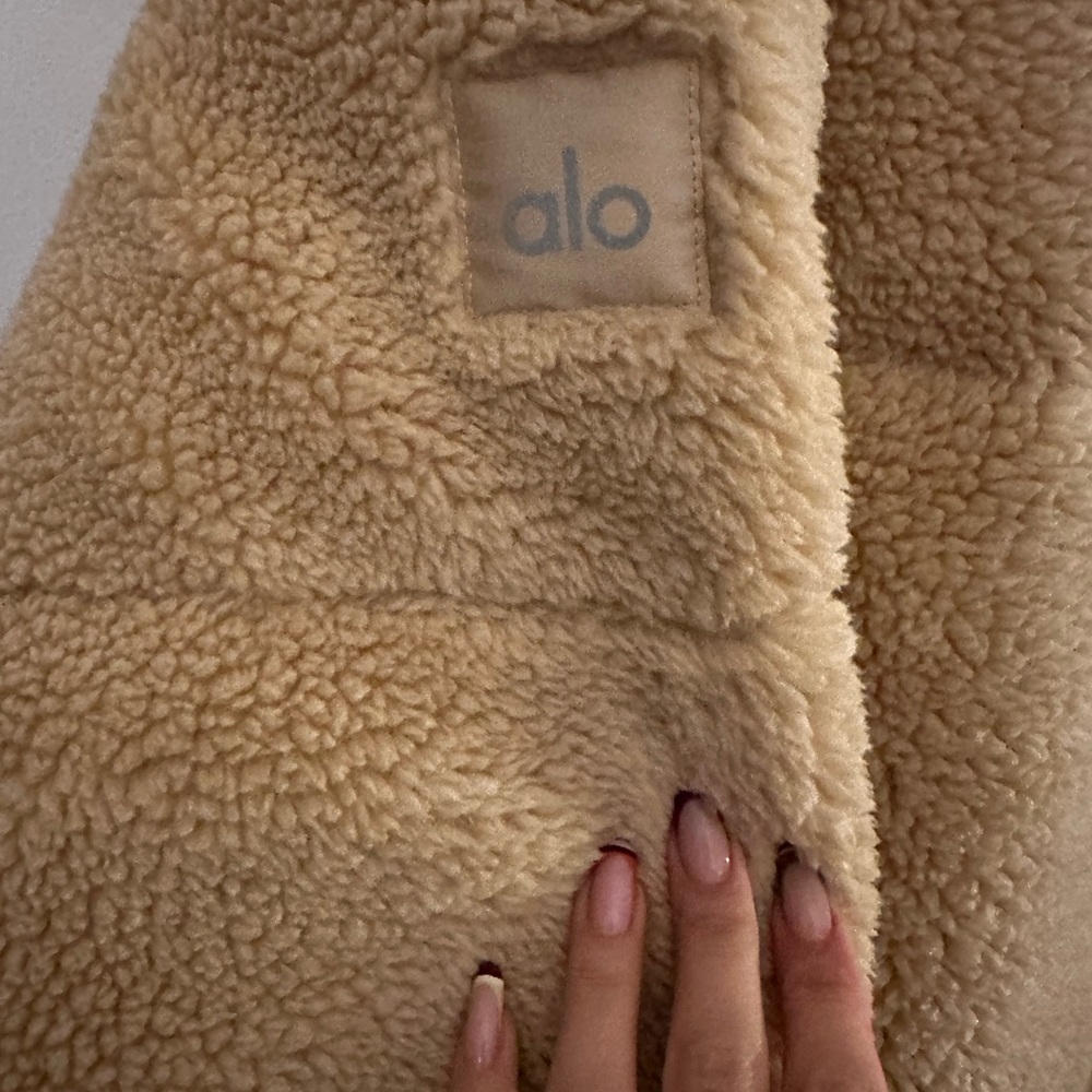 ALO Yoga Men’s  Sherpa Puffer Jacket in Camel - Picture 4 of 5